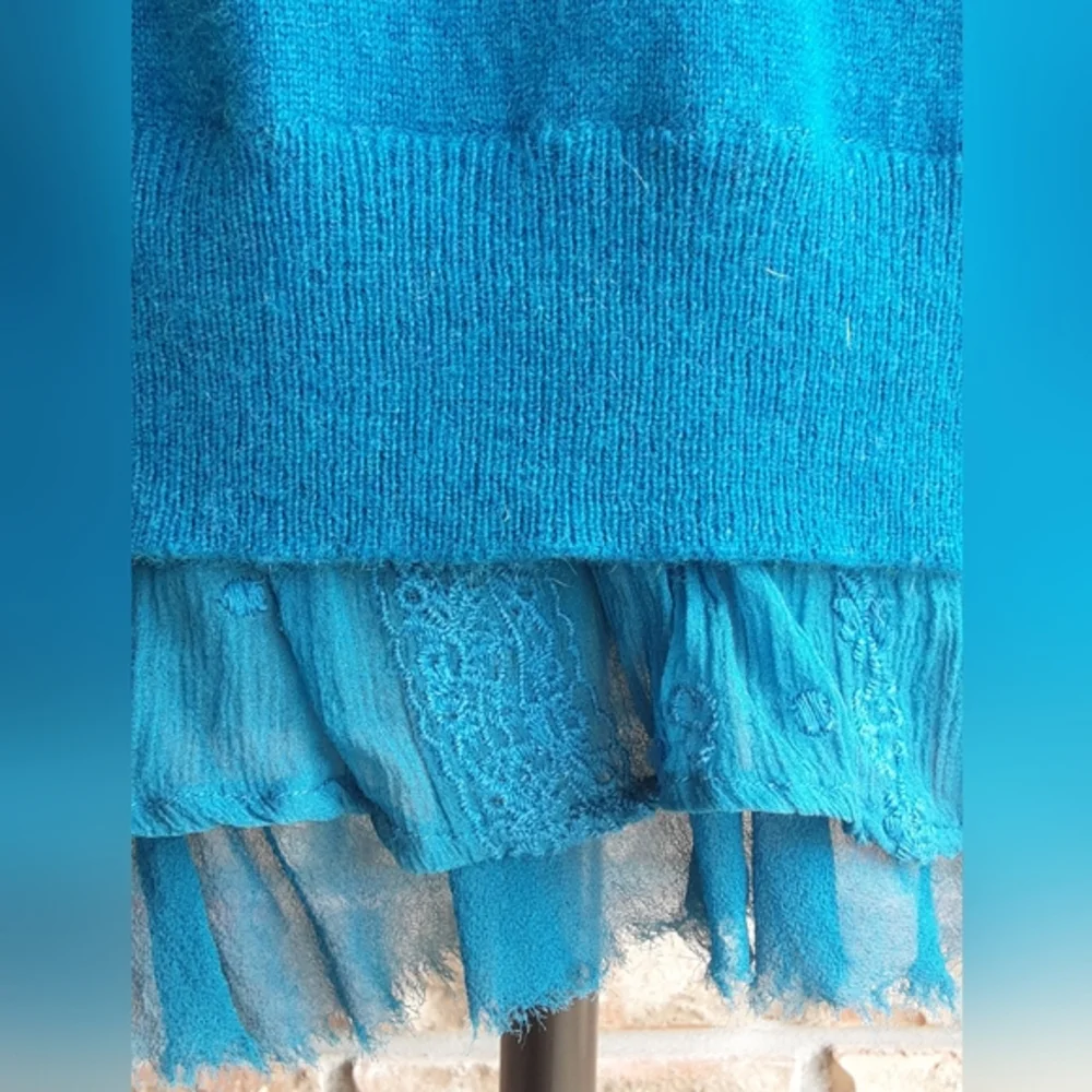 Garnet Hill Blue 100% Cashmere Crew Neck Sweater.